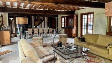 TV connectée, table de tennis de table, livres