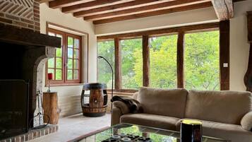 TV connectée, table de tennis de table, livres