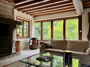 TV connectée, table de tennis de table, livres