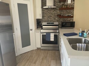Microwave, oven, stovetop - The Blue Haven Serene Stay (Edinburg)