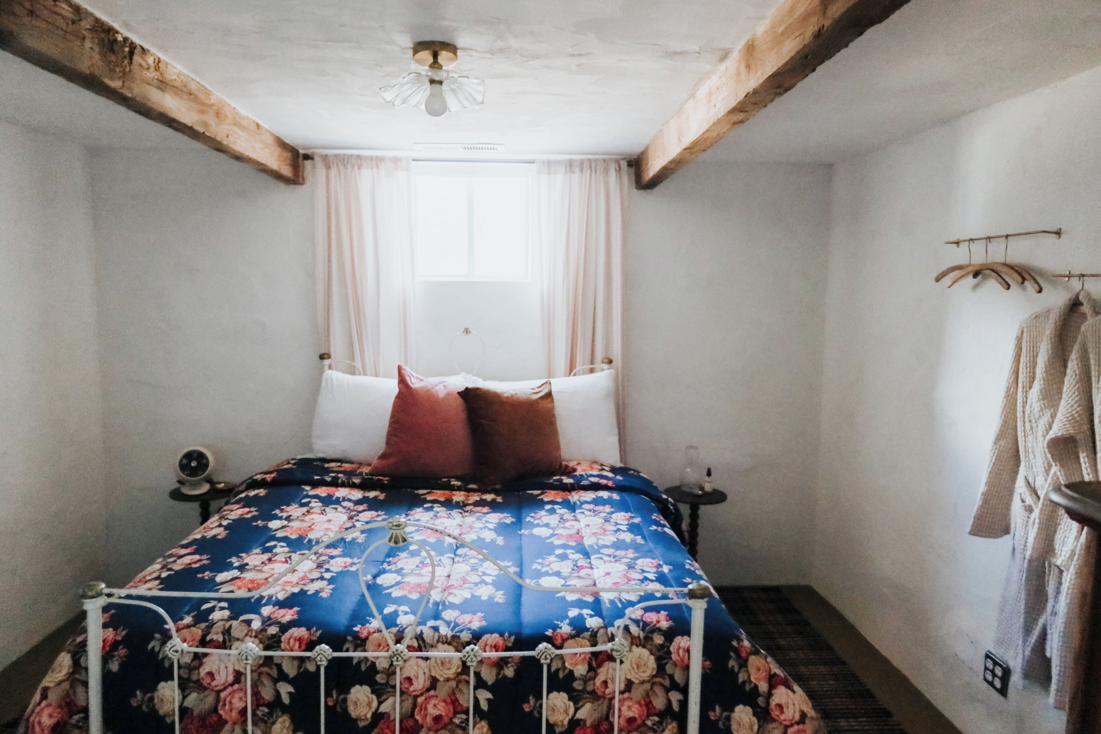 Iron/ironing board, WiFi, bed sheets