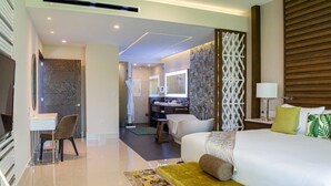 Een moderne hotelkamer met een groot bed, een bureau, een stoel, een badkamer met spiegel en een decoratief wandpaneel.
