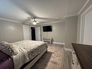 3 habitaciones, escritorio, tabla de planchar con plancha y wifi gratis