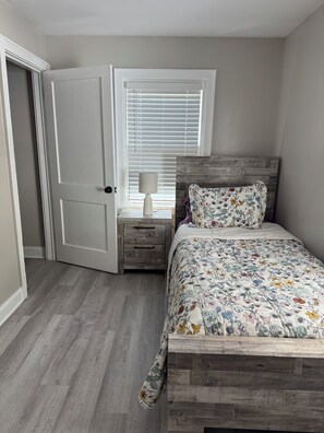 3 habitaciones, escritorio, tabla de planchar con plancha y wifi gratis