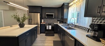 Mins to HPU & Furniture Market-Game Room, Private Gym, Pet Friendly, Fenced Yard