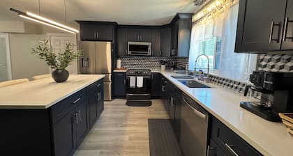 Mins to HPU & Furniture Market-Game Room, Private Gym, Pet Friendly, Fenced Yard