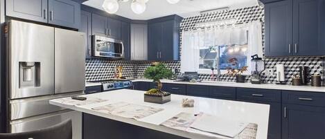 Jääkaappi, mikroaaltouuni, uuni, liesi