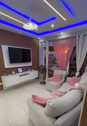 TV - Elegant & Comfortable Apartment with Private Balcony (Santo Domingo Este)