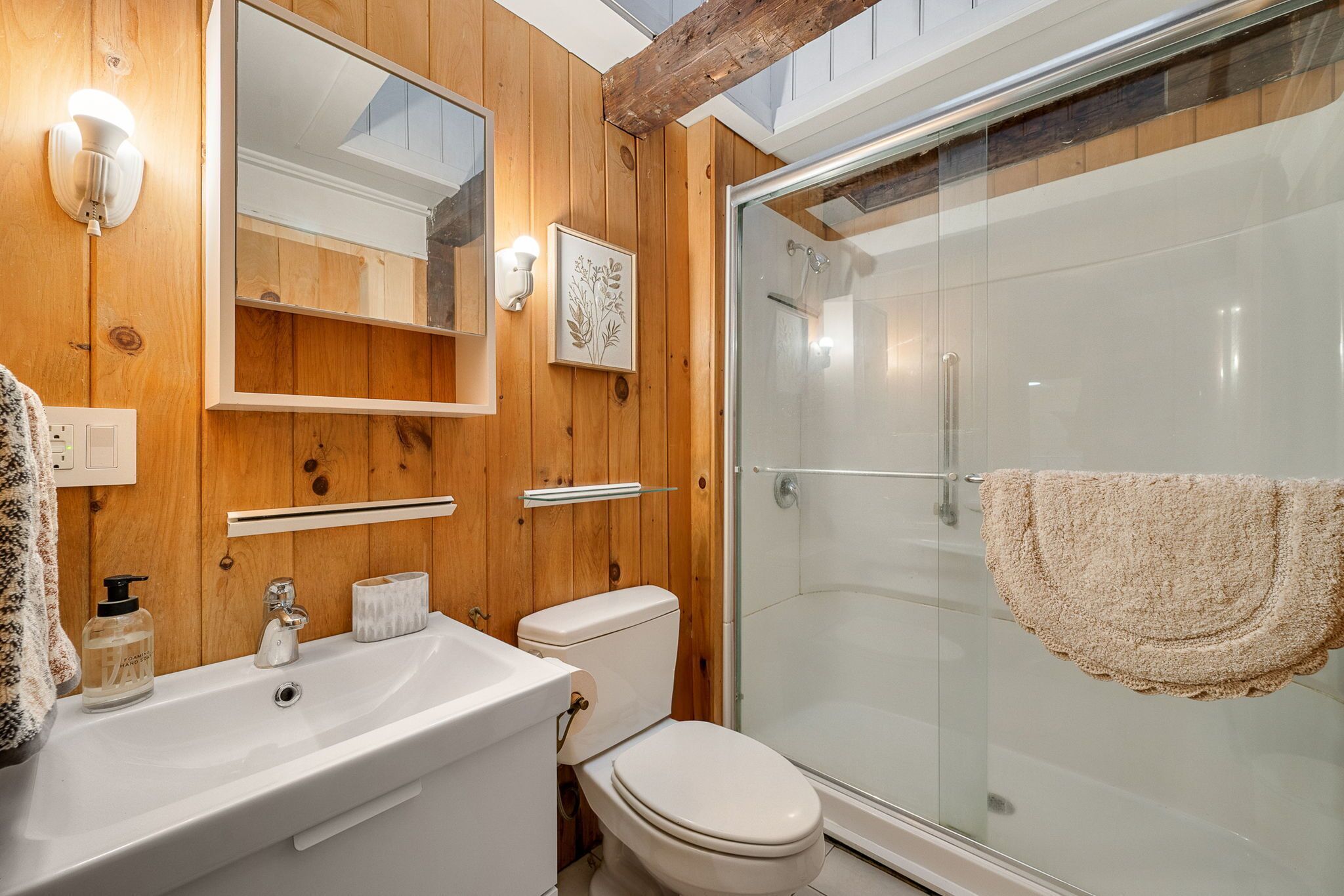 Chuveiro, secador de cabelo, toalhas de banho, sabonete