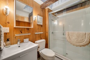 Chuveiro, secador de cabelo, toalhas de banho, sabonete