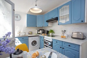 Microondas, horno, lavavajillas y cafetera o tetera