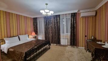 Quarto casal standard, vista para o pátio | Cofres nos quartos, escrivaninha, espaço de trabalho para notebook
