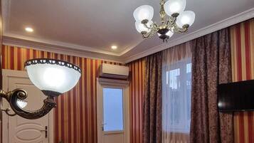 Deluxe-rum - balkong - utsikt mot staden | Värdeförvaringsskåp på rummet, skrivbord och arbetsyta för laptop