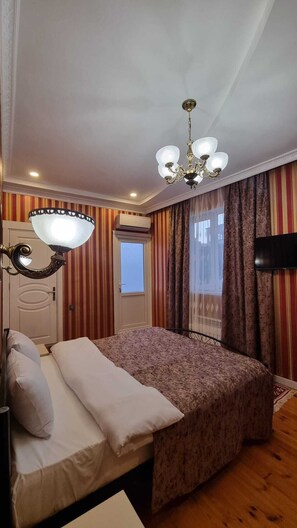 Habitación Deluxe, balcón, vista a la ciudad | Caja de seguridad en la habitación y escritorio 