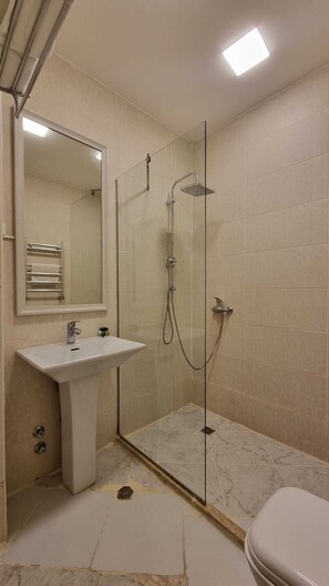 Habitación individual estándar | Baño | Regadera, secadora de cabello, pantuflas, toallas