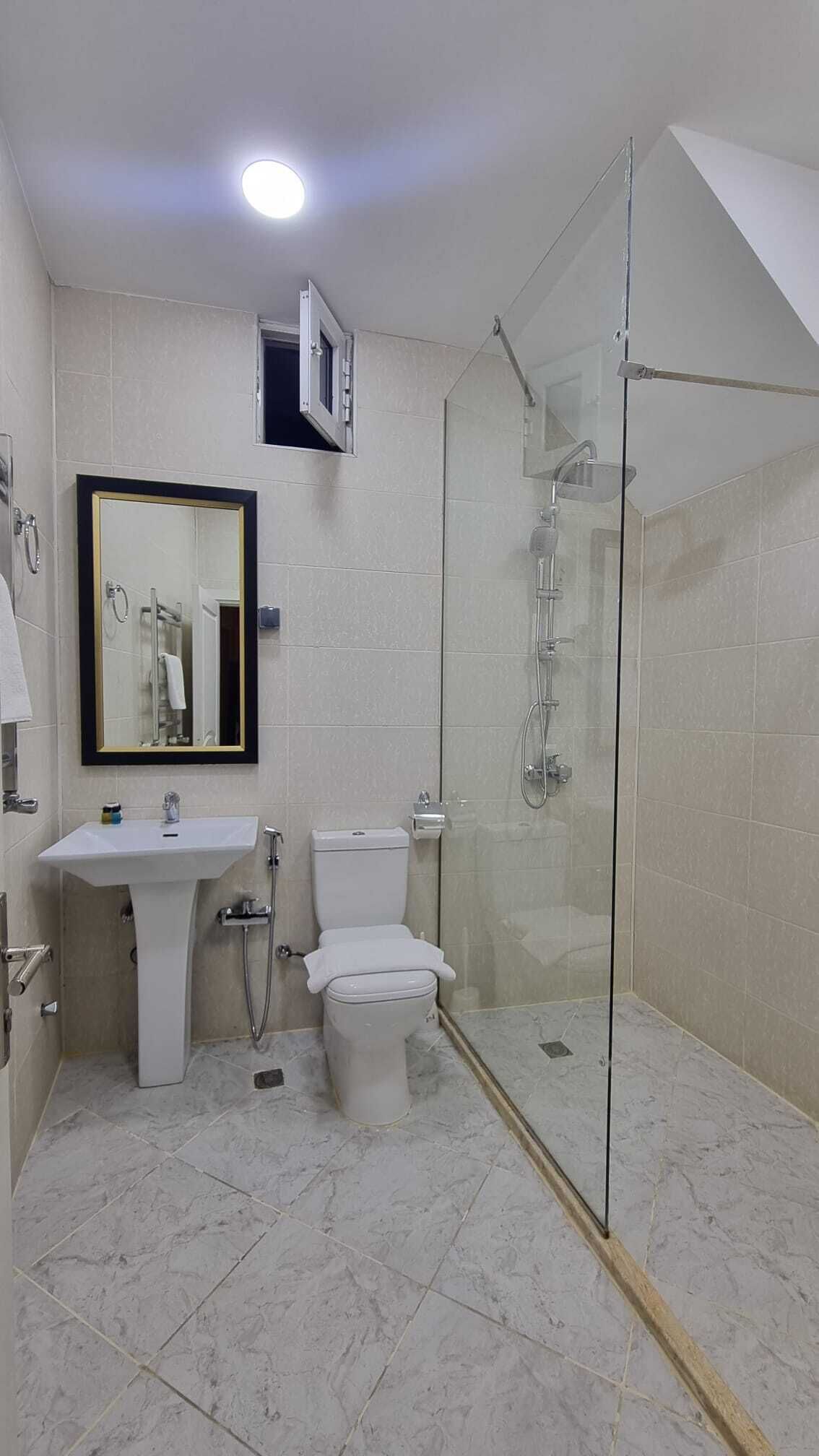 Quarto casal standard, vista para o pátio | Banheiro | Chuveiro, secador de cabelo, chinelos, toalhas de banho