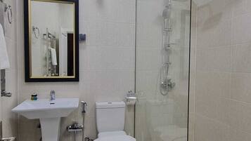 Quarto casal standard, vista para o pátio | Banheiro | Chuveiro, secador de cabelo, chinelos, toalhas de banho