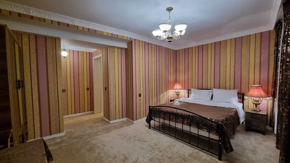 Standard-Doppelzimmer, Blick auf den Innenhof | Zimmersafe, Schreibtisch, laptopgeeigneter Arbeitsplatz