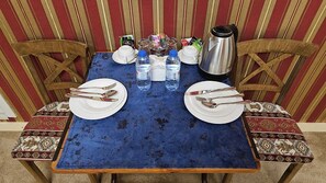 Habitación triple superior | Zona de estar | Una impresora