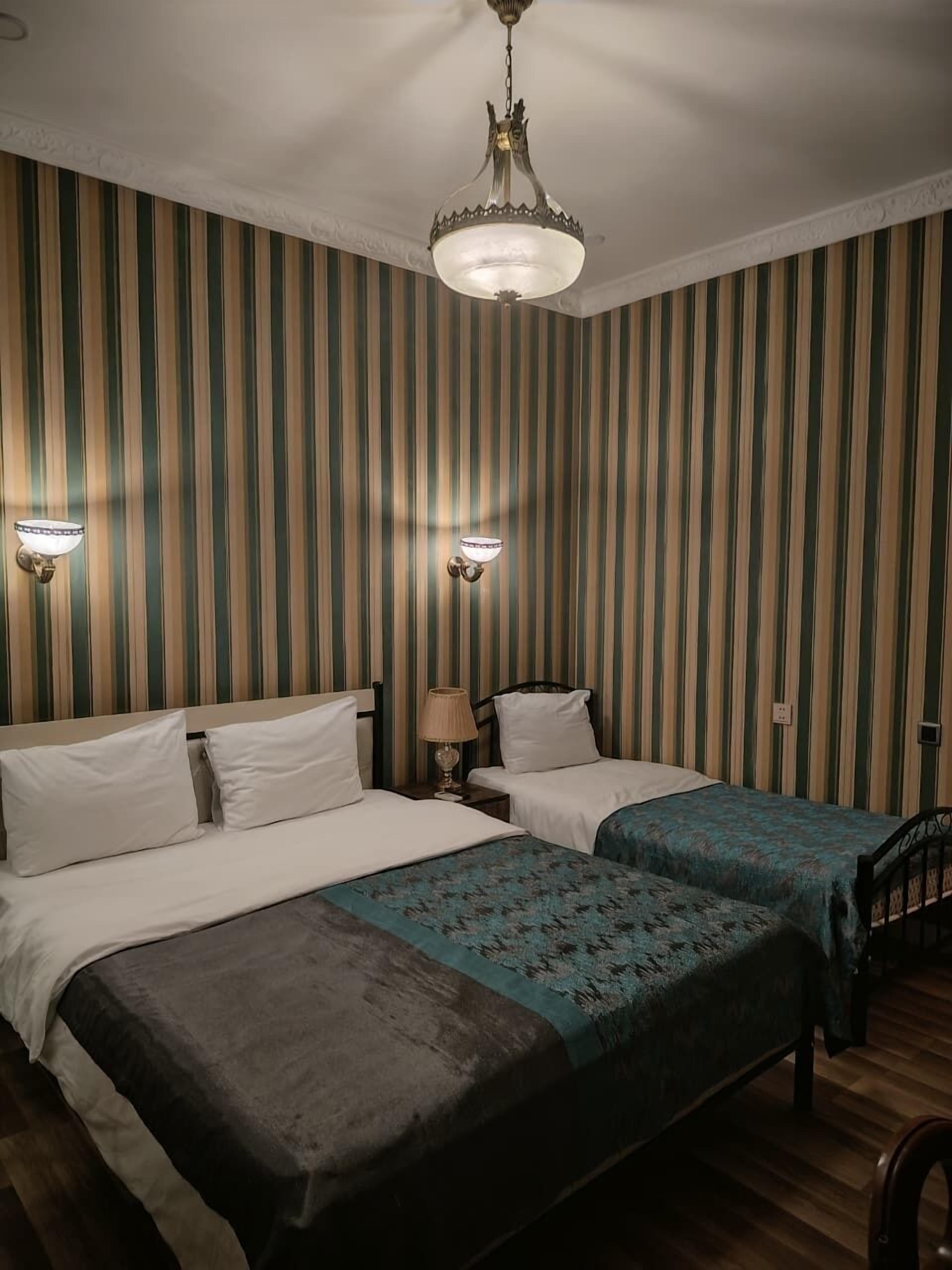 Deluxe Triple Room | Peti besi dalam bilik, meja, ruang kerja komputer riba 