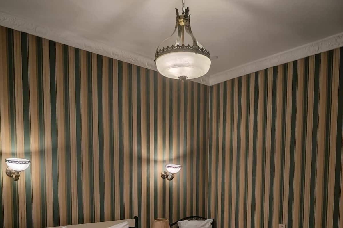 Deluxe-herbergi fyrir þrjá | Öryggishólf í herbergi, skrifborð, vinnuaðstaða fyrir fartölvur