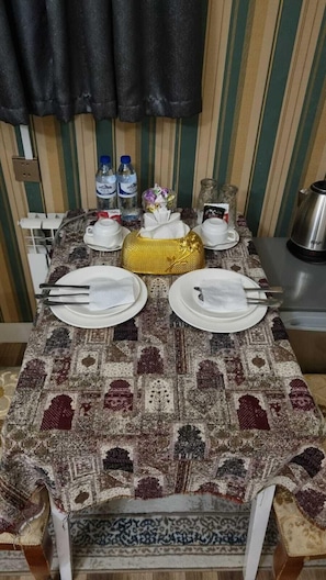 Superior-Zweibettzimmer, Balkon, Stadtblick | Zimmerausstattung