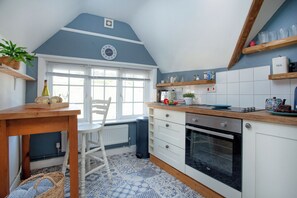 Een microgolfoven, een oven, een vaatwasser