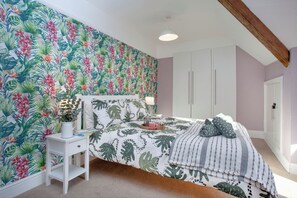 Tabla de planchar con plancha, internet y ropa de cama 