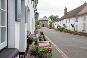 Property grounds - Raleigh's Rest - Two Bedroom Apartment, Sleeps 4 (East Budleigh)
