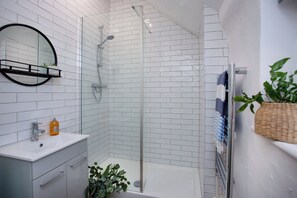 Hair dryer, towels - Raleigh's Rest - Two Bedroom Apartment, Sleeps 4 (East Budleigh)