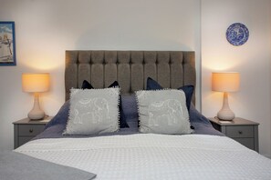 Iron/ironing board, Internet, bed sheets - Raleigh's Rest - Two Bedroom Apartment, Sleeps 4 (East Budleigh)
