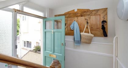 Budleigh Breeze - Three Bedroom Apartment, Sleeps 6