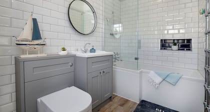 Budleigh Breeze - Three Bedroom Apartment, Sleeps 6