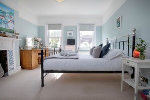 Tabla de planchar con plancha, acceso a internet y ropa de cama 