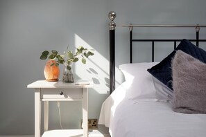 Tabla de planchar con plancha, acceso a internet y ropa de cama 