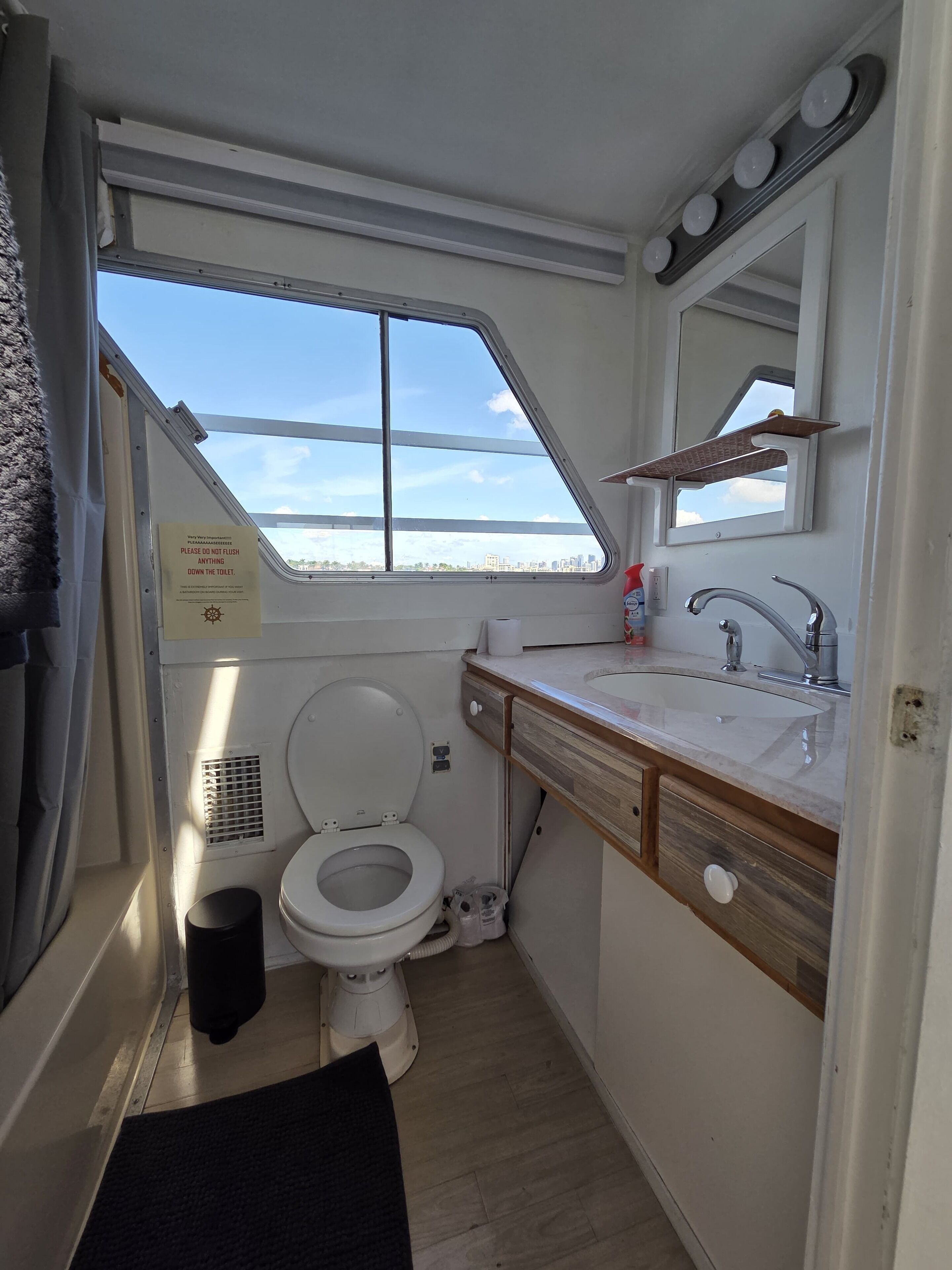 Douche, serviettes fournies, savon, papier toilette