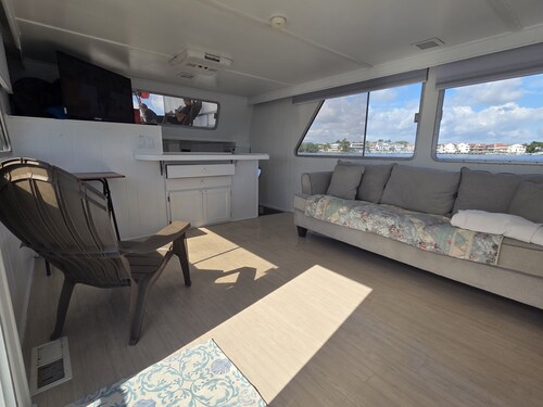 Imagine to sleep or live the HouseBoat Experience.