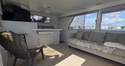 Imagine to sleep or live the HouseBoat Experience.