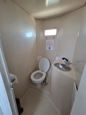 Dusche, Handtücher, Seife, Toilettenpapier