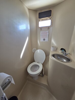 Dusche, Handtücher, Seife, Toilettenpapier