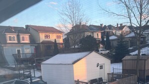 A residential area with a white house, a wooden deck, and a snow-covered yard. - NFL draft come stay at Serene 5-bedroom house with in charming Pittsburgh (Pittsburgh)