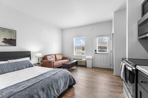 Escritorio, tabla de planchar con plancha, wifi y ropa de cama 