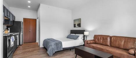 Työpöytä, silitysrauta/-lauta, Wi-Fi, vuodevaatteet