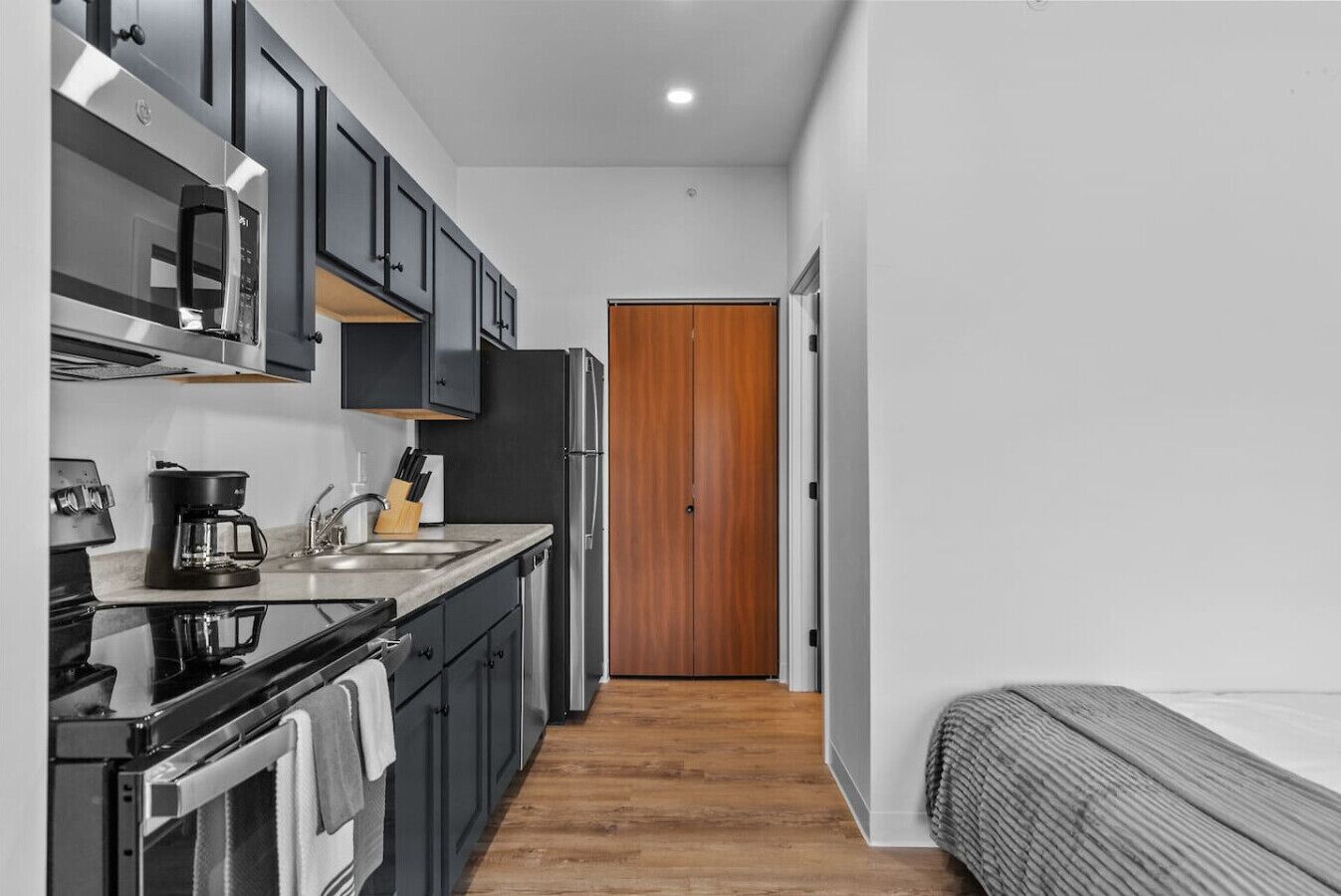 Refrigerador, microondas, horno y parrilla de estufa 