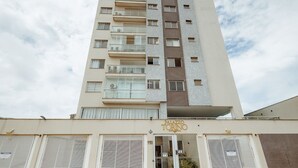 A multi-story building with a sign reading "Palazzo Torino" at the ground level. - Apto c Garagem e Ar Condicionado na Praia do Sul (Ilhéus)