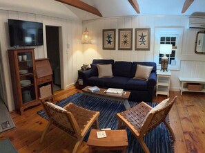 Living area - 2 Bedroom Waterview Cottage w/water activity access out your front door (Dennis)