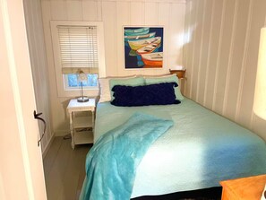 Iron/ironing board, WiFi, bed sheets - 2 Bedroom Waterview Cottage w/water activity access out your front door (Dennis)