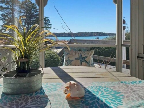2 Bedroom Waterview Cottage w/water activity access out your front door