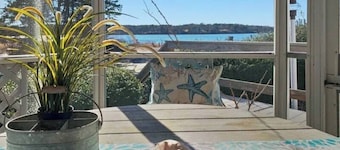 2 Bedroom Waterview Cottage w/water activity access out your front door