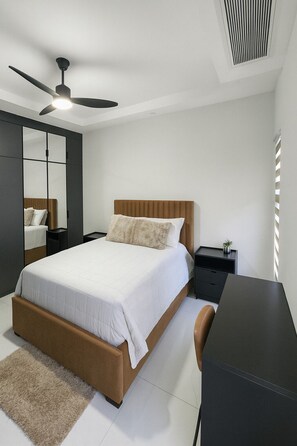 Silitysrauta/-lauta, Wi-Fi, vuodevaatteet